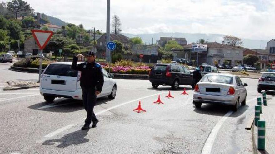 La Policía Local de Mos realiza un control en Sanguiñeda.  // Faro