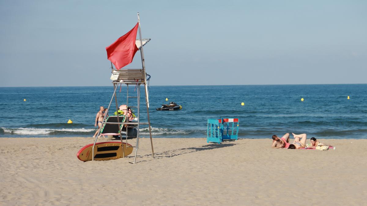 La playa del Gurugú de Castelló, ayer, con la bandera roja que indica la prohibición del baño en sus aguas.