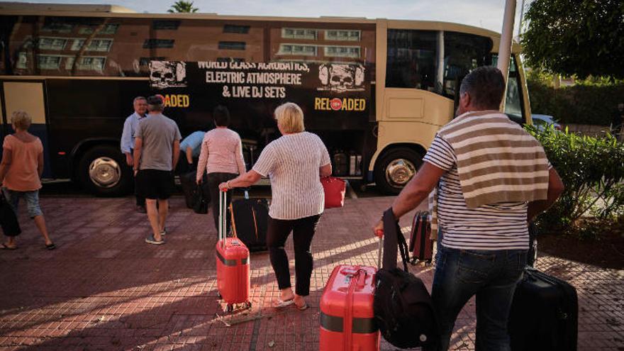 Un grupo de turistas a la salida de un hotel tinerfeño.