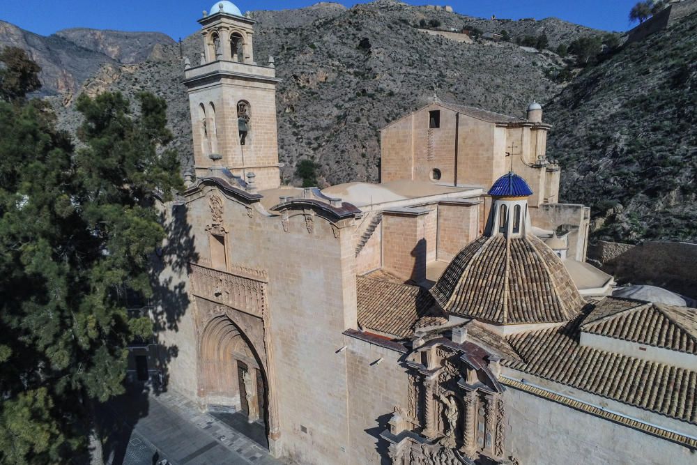 Imágenes de los campanarios de Santiago el Mayor, Catedral y Nuestra Señora de Monserrate en Orihuela y San Martín de Callosa. El Consell ha protegido como BIC sus campanas góticas.