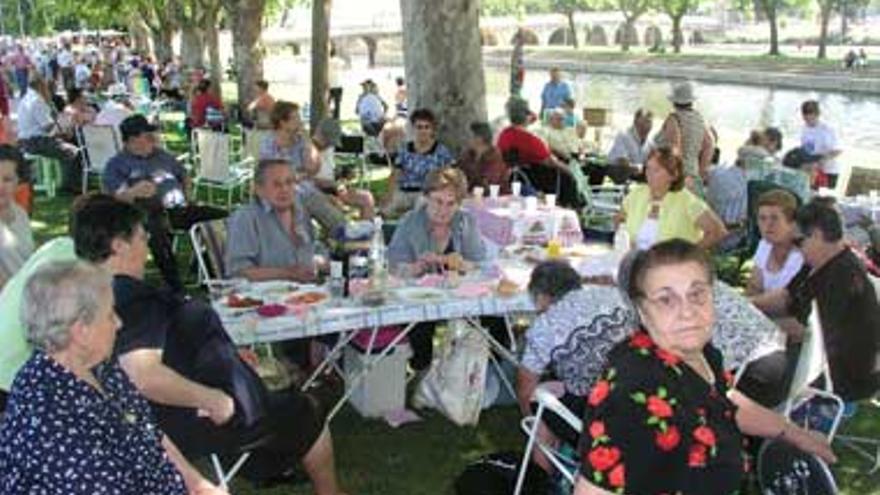 900 personas celebran una convivencia de mayores en Moraleja