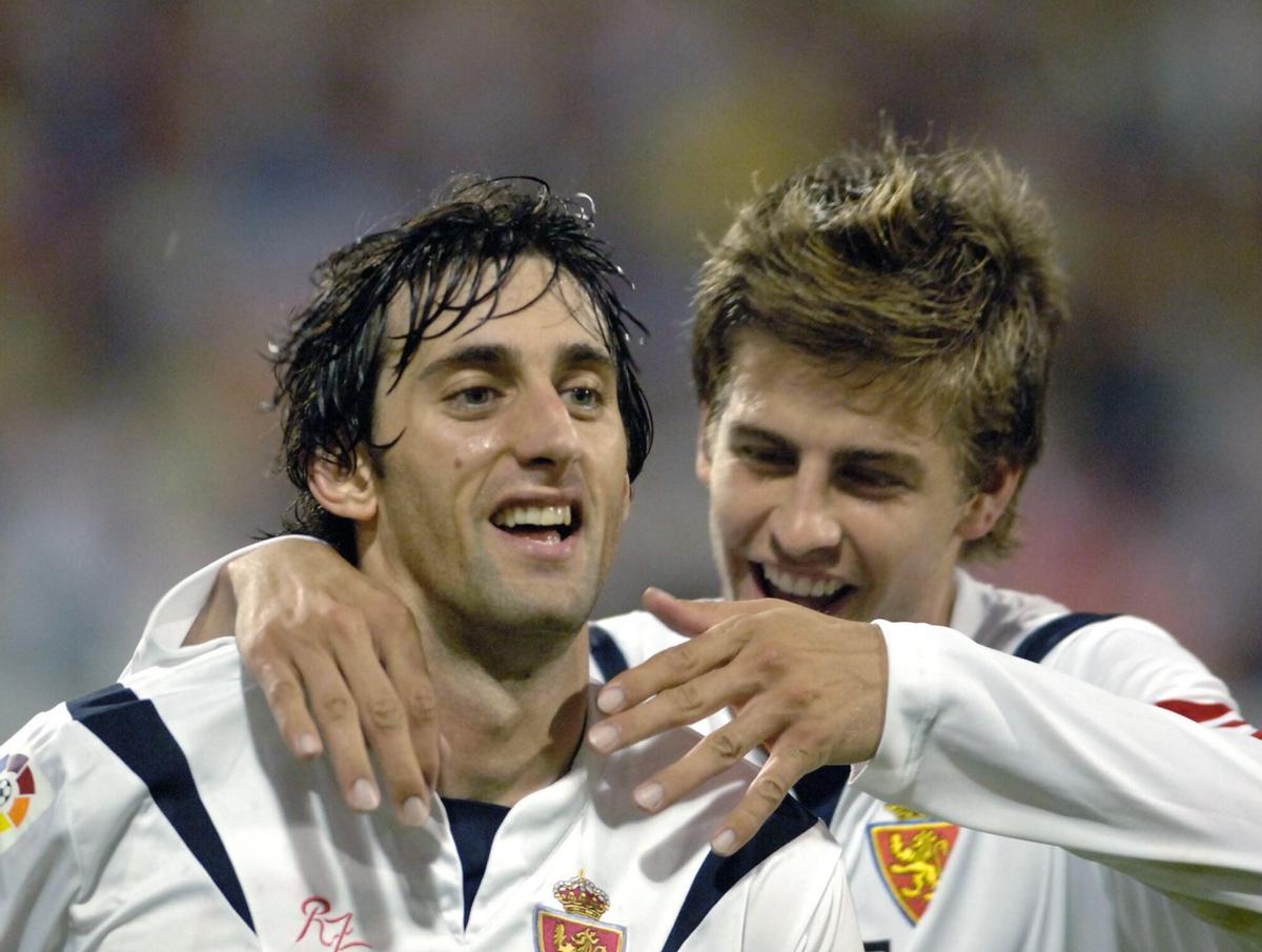 Diego Milito celebra un gol con Gerard Piqué en su etapa conjunta en el Real Zaragoza