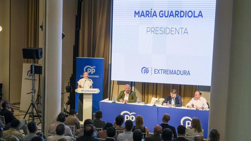 Guardiola reorganiza el PP extremeño con más peso municipal y nuevas áreas ante las elecciones de 2027: así queda el organigrama