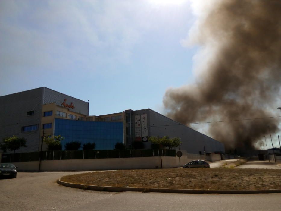 Un incendio devora una fábrica de plásticos en Olleria