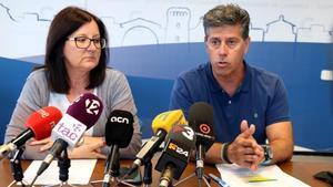 La alcaldesa de Cambrils, Camí Mendoza, y el concejal de Cultura, Josep Lluís Abella, este miércoles en la rueda de prensa.