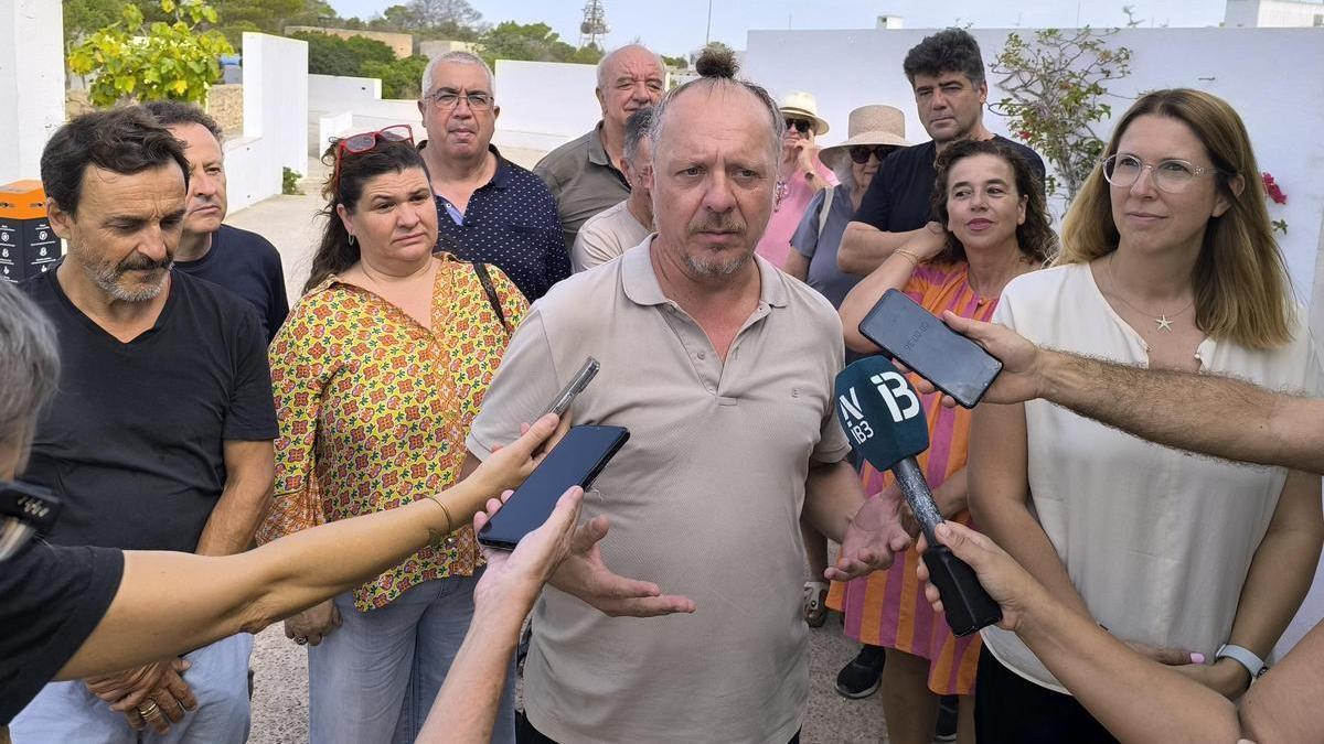 Juanjo Ferrer atiende a los medios junto a la nueva senadora por Ibiza y Formentera, Neus Massanet