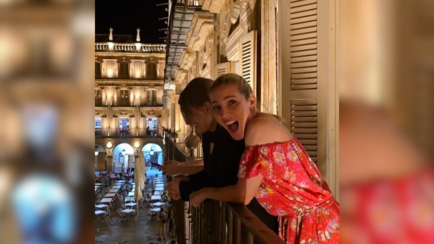 Elsa Pataky y Maxi Iglesias son sorprendidos por la tuna en Salamanca