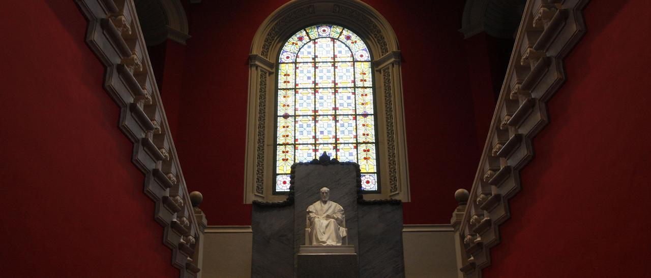 Monumento en homenaje a Santiago Ramón y Cajal en el Paraninfo de las escaleras de la Universidad de Zaragoza.