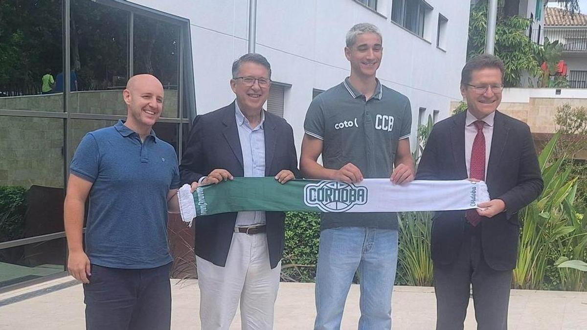 Paco Zafra, Rafael Blanco, Gonzalo Orozco y Rafael Agüera, en la presentación de la renovación de Gonzalo Orozco.