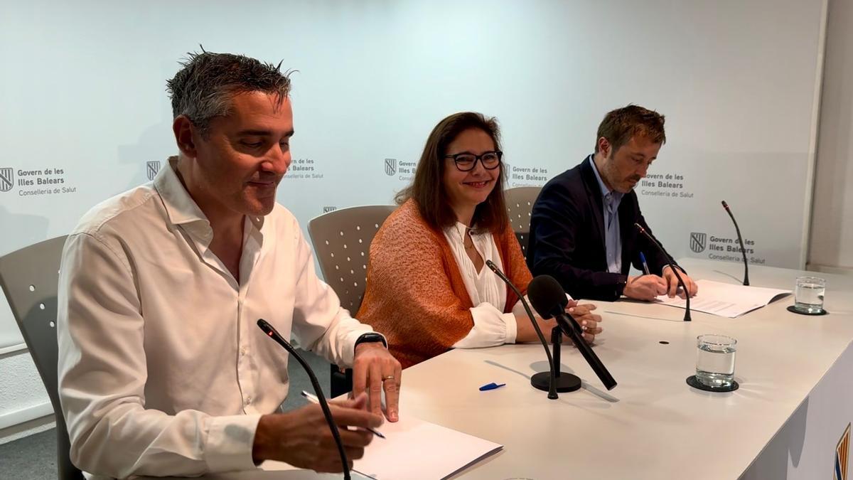 Carles Recasens junto a Manuela García y Javier Ureña durante la firma del convenio.