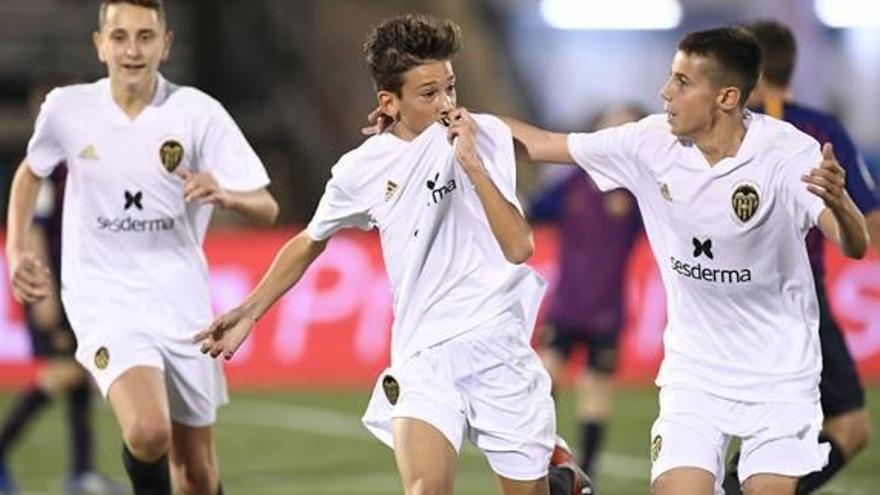 Álex Panach besa el escudo para celebrar su gol ante el Barça.