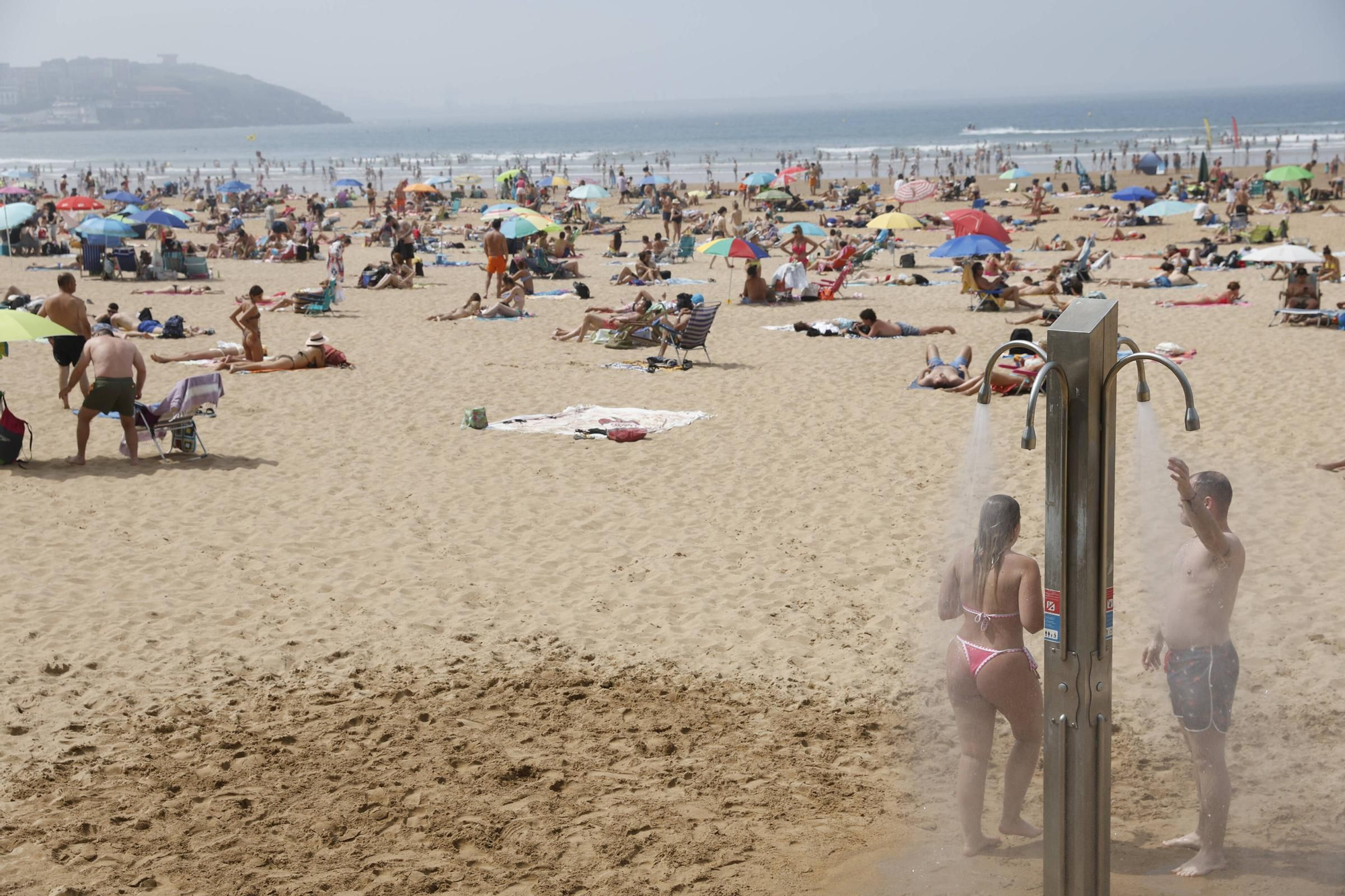 En imágenes: Gijón disfruta de otra jornada calurosa y con mucho bochorno