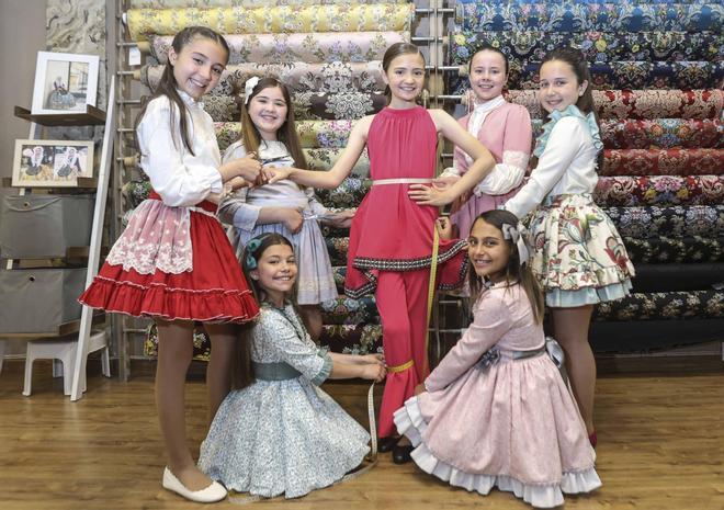 La Bellea del Foc infantil y sus damas de honor conocen a sus indumentaristas