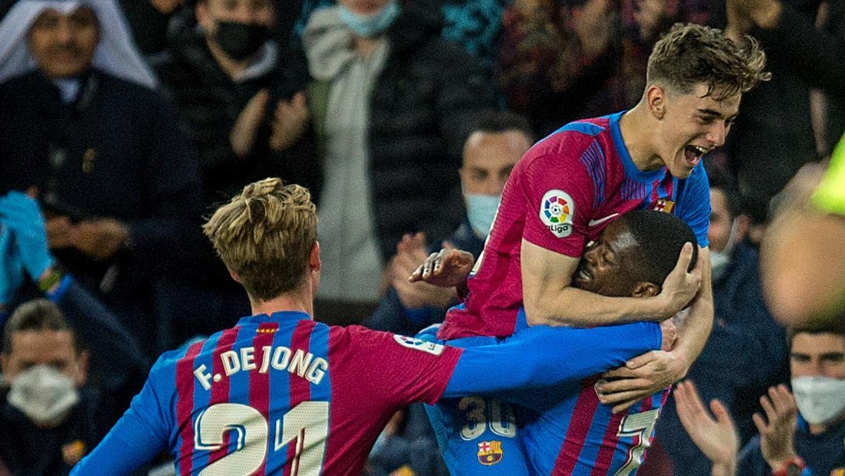 Gavi y Frenkie de Jong felicitan a Dembélé tras su golazo al Athletic en el Camp Nou.