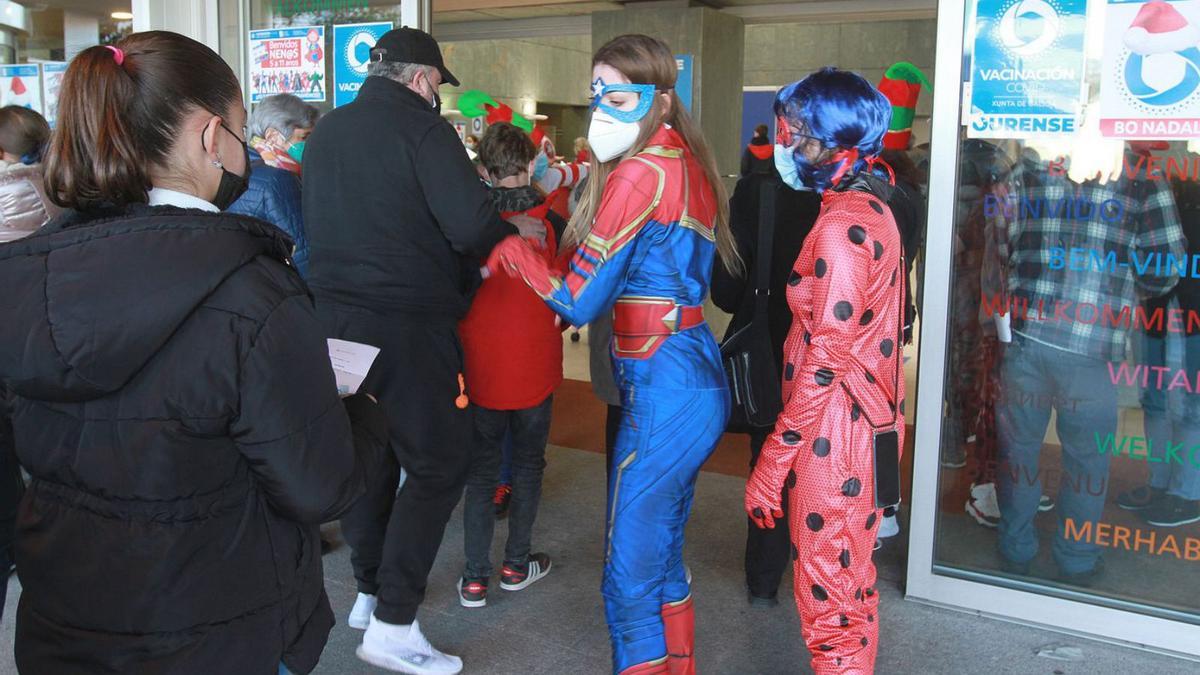 “Superheroínas” animan a los niños en el centro de vacunación del Sergas en Ourense, ayer. |   // IÑAKI OSORIO
