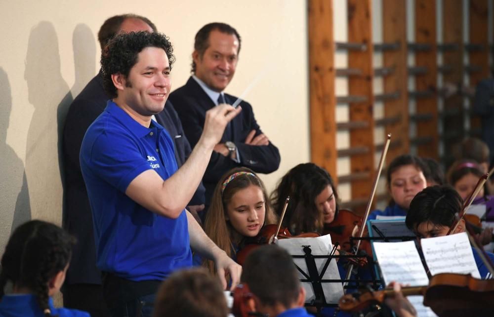 Gustavo Dudamel, con 200 niños músicos de A Coruña