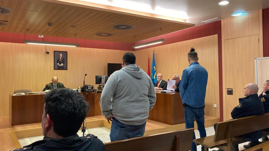 El violento relato en el juicio al marroquí que atacó a su amigo en Gijón con un cuchillo jamonero (y amenazó de muerte a los policías): &quot;Me quiso sacar los ojos&quot;