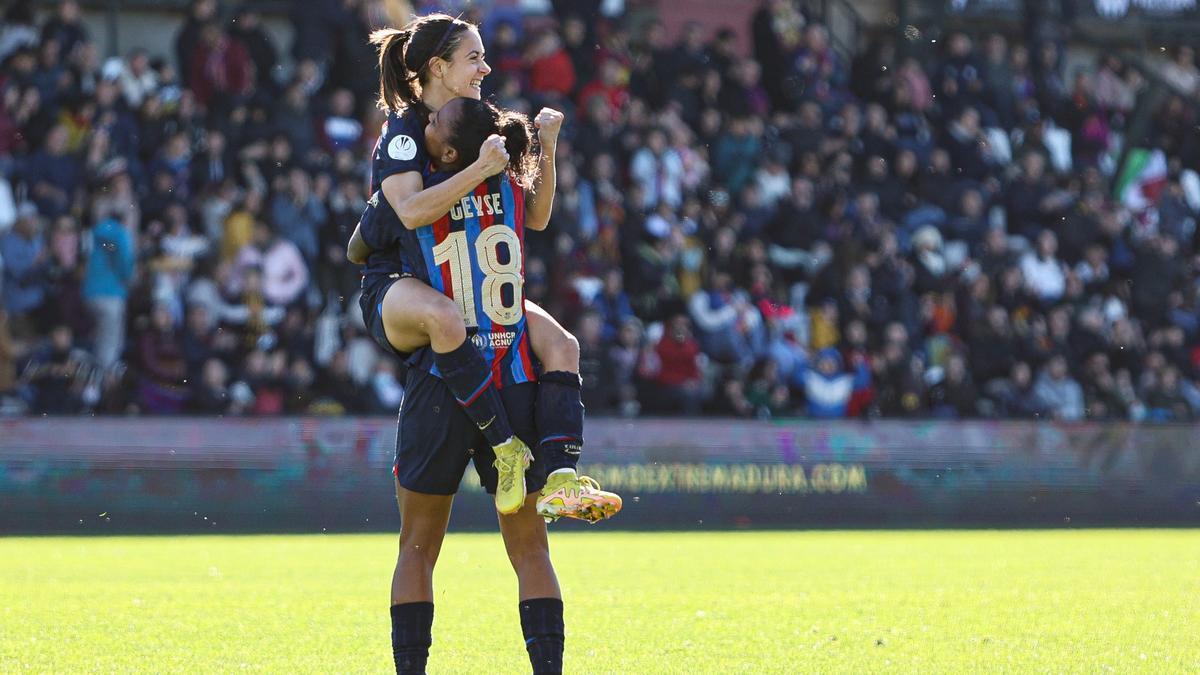 La futbolista del FC Barcelona Aitana Bonmatí celebra con su compañera Geyse tras marcar el 0-2 a la Real Sociedad.