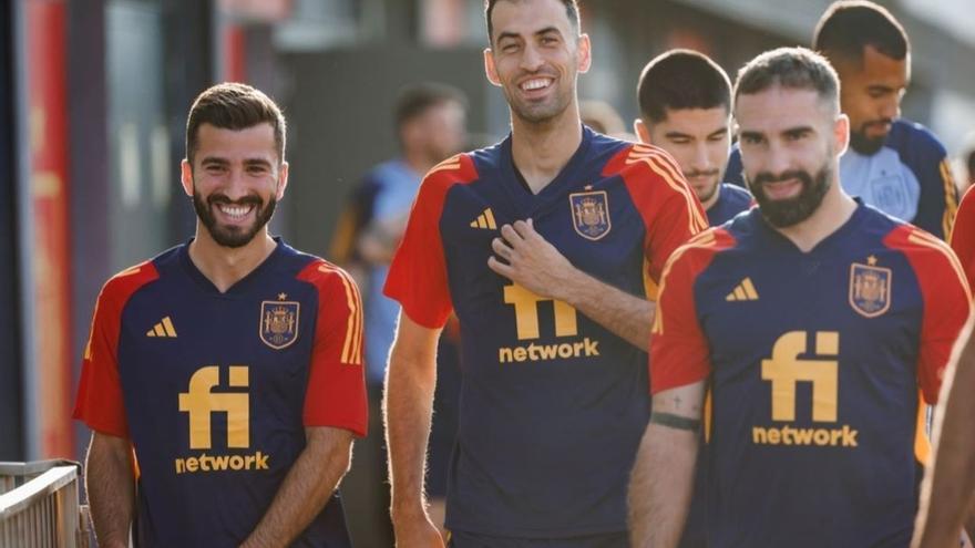 Gayà, con Busquets y Carvajal.