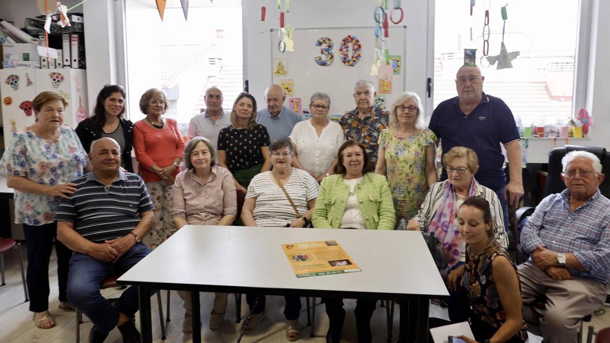 Integrantes de la asociación Adafa Alzheimer Asturias, el mes pasado, en la celebración de su trigésimo aniversario.