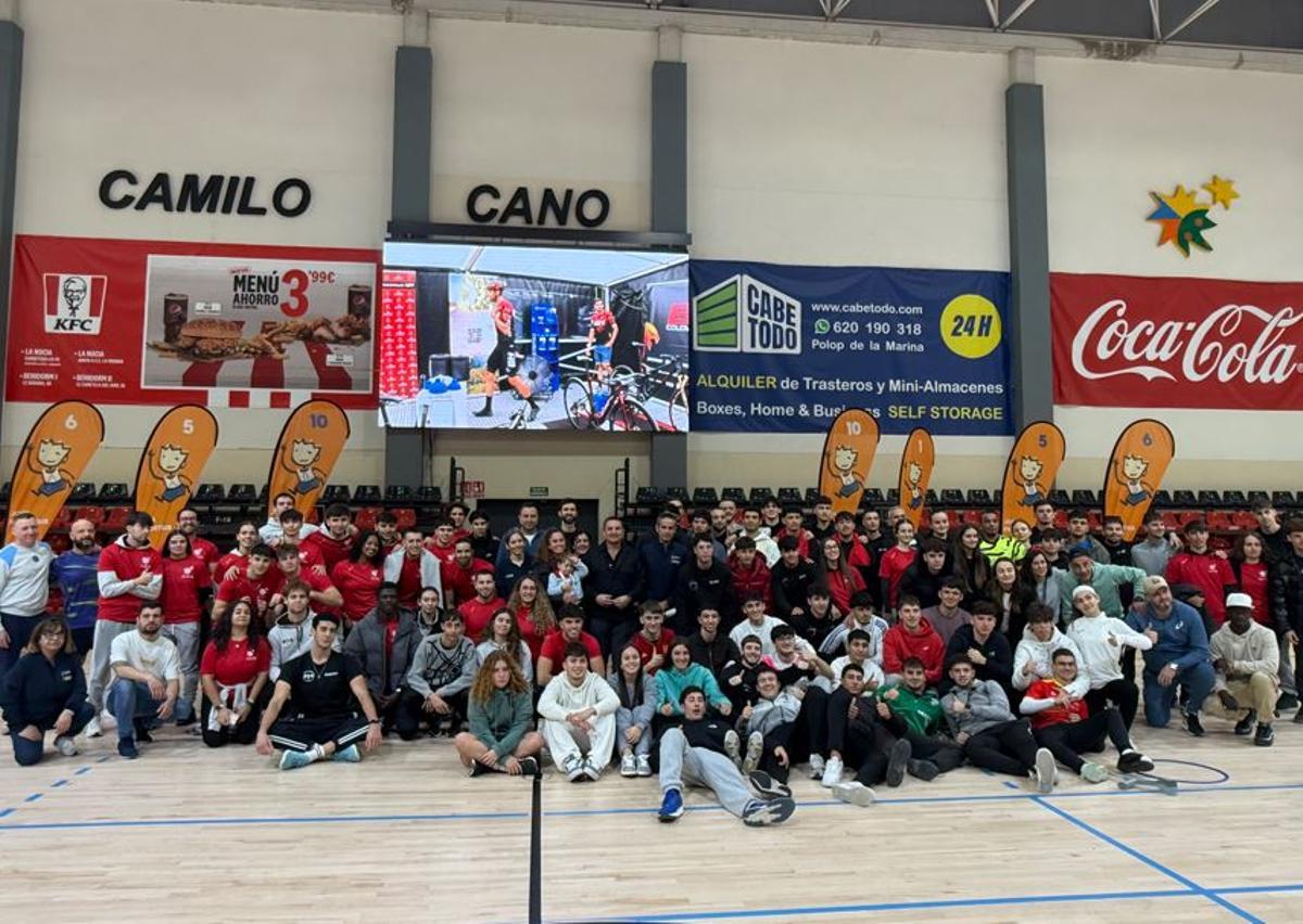 Foto de familia entre participantes, voluntarios y autoridades