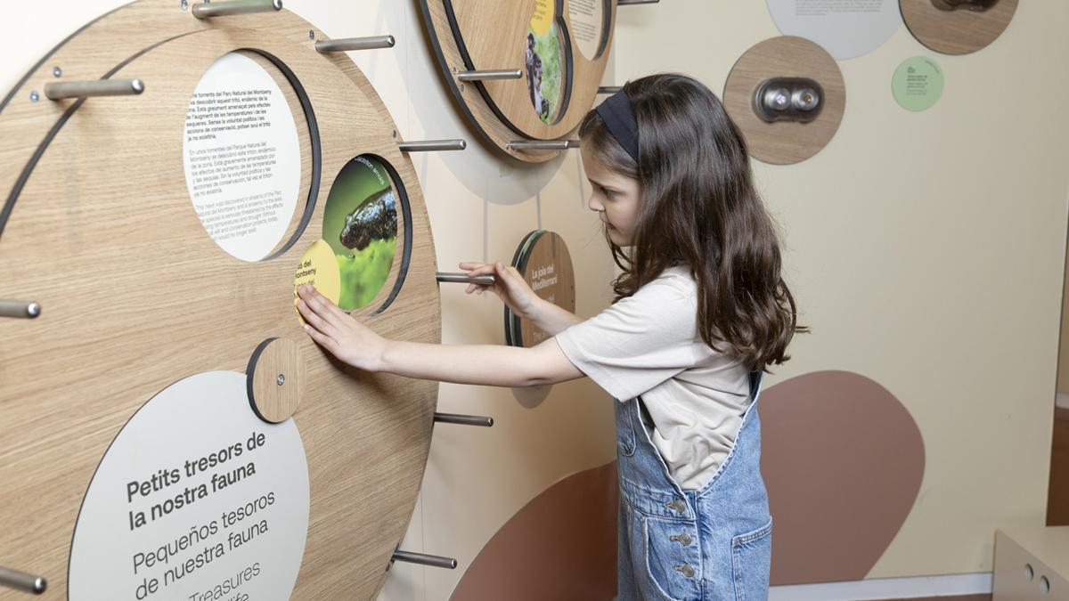 Una niña aprende sobre la fauna local en la nueva experiencia inmersiva Cuida'ls