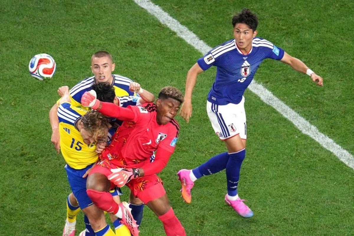Starfelt trata de cabecear el balón ante el portero y un defensa japonés.