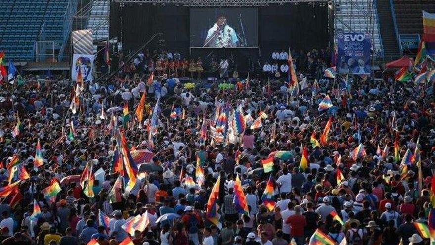 Evo Morales hace campaña desde Argentina para que su partido retome el poder