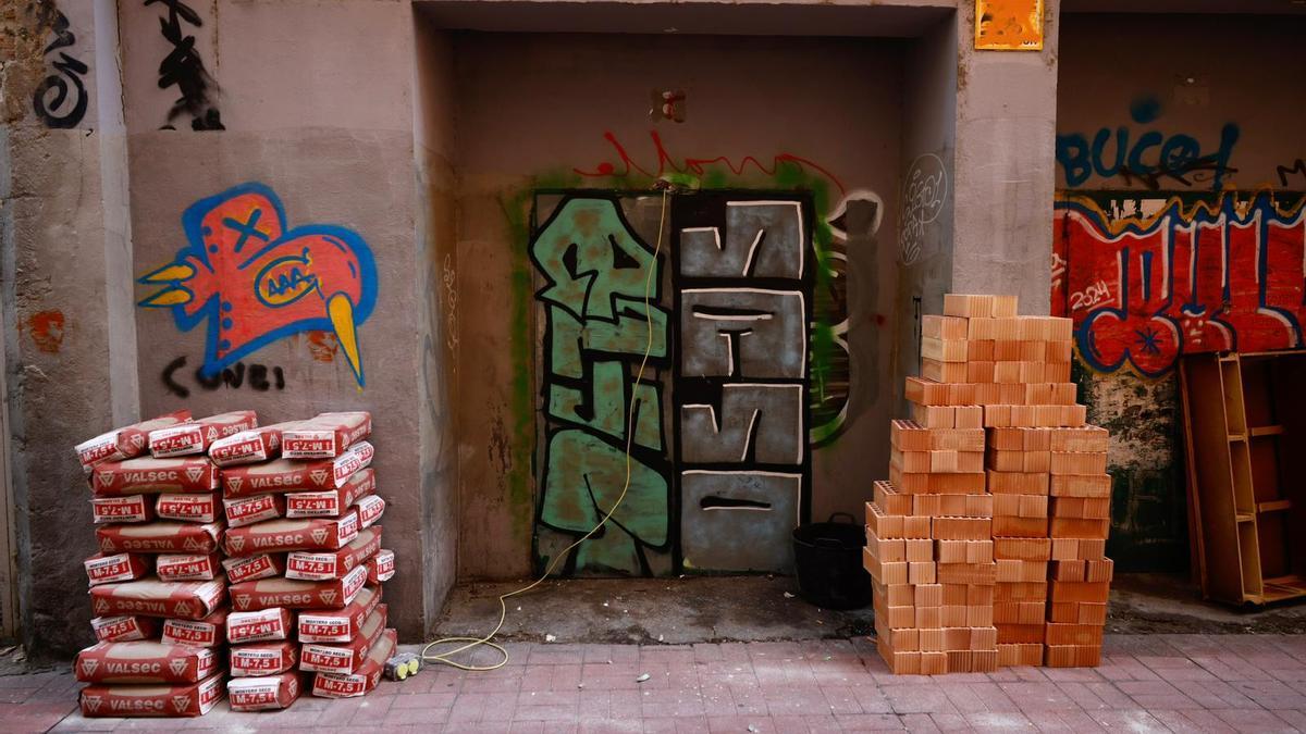 Así ha sido el desalojo de un antiguo restaurante okupado en la calle de Don Teobaldo de Zaragoza