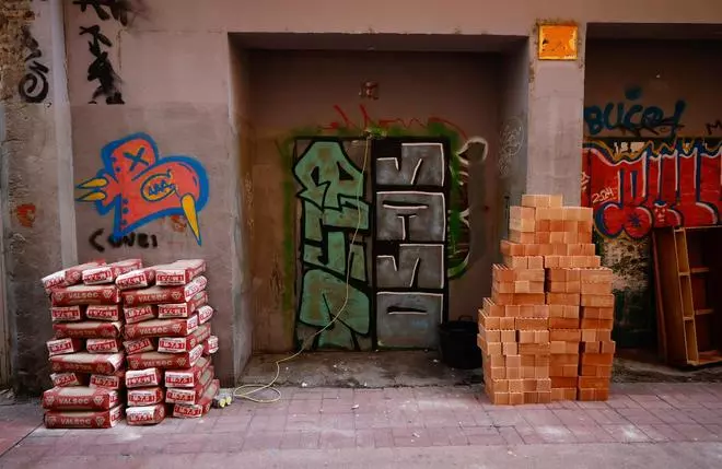 Así ha sido el desalojo de un antiguo restaurante okupado en la calle de Don Teobaldo de Zaragoza