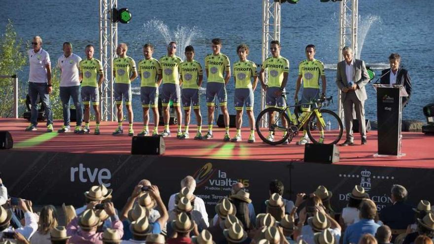 El equipo Tinkoff ocupa el escenario de presentación de la Vuelta, ayer en el balneario de Arnoia. // B.L: