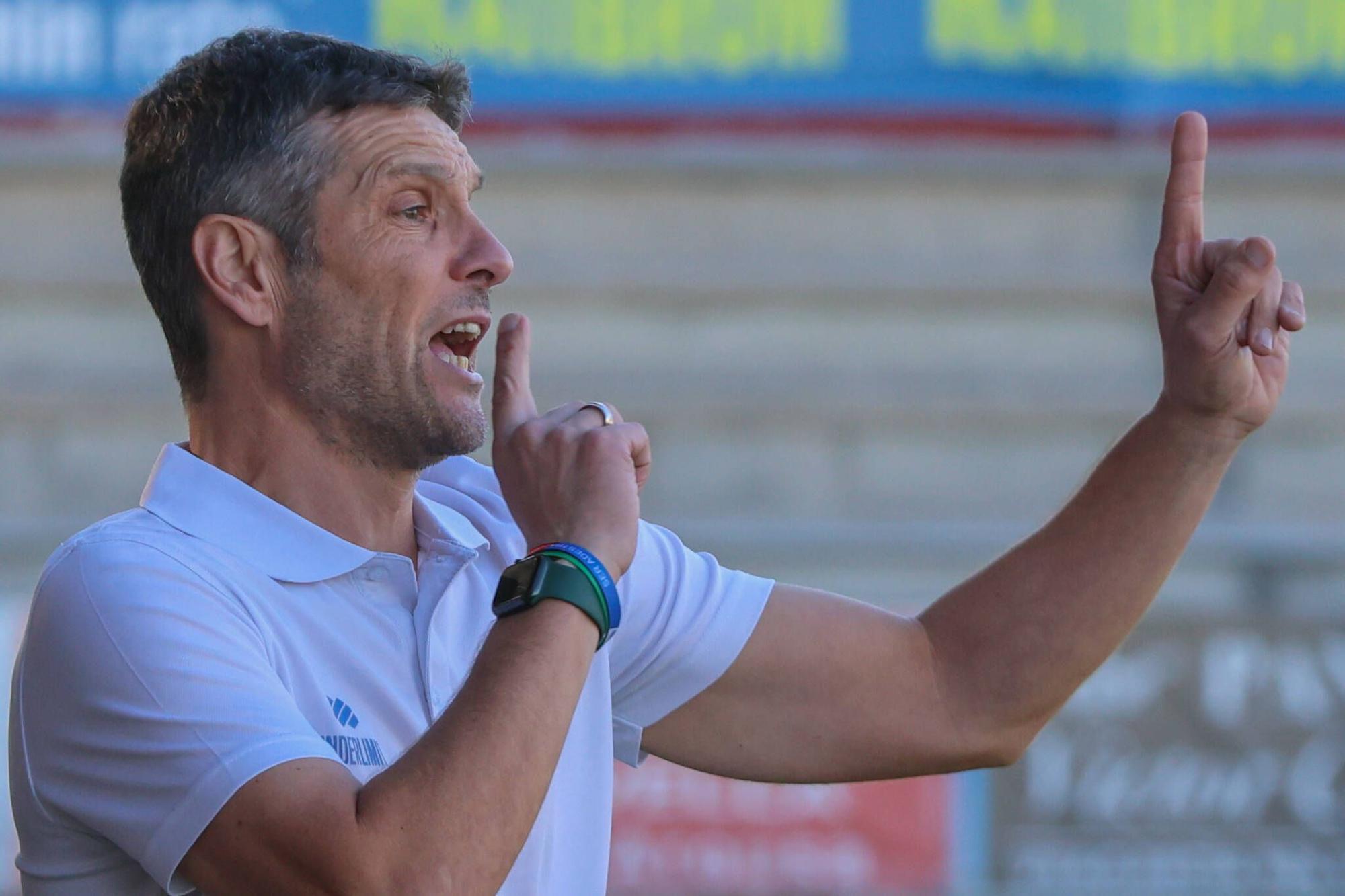 Las imágenes de la contundente victoria del Arosa al Barbadás (3-0)