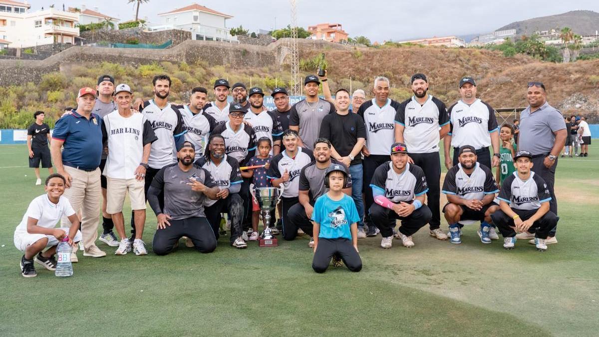 Los Marlins posan con la copa de campeones de Liga.