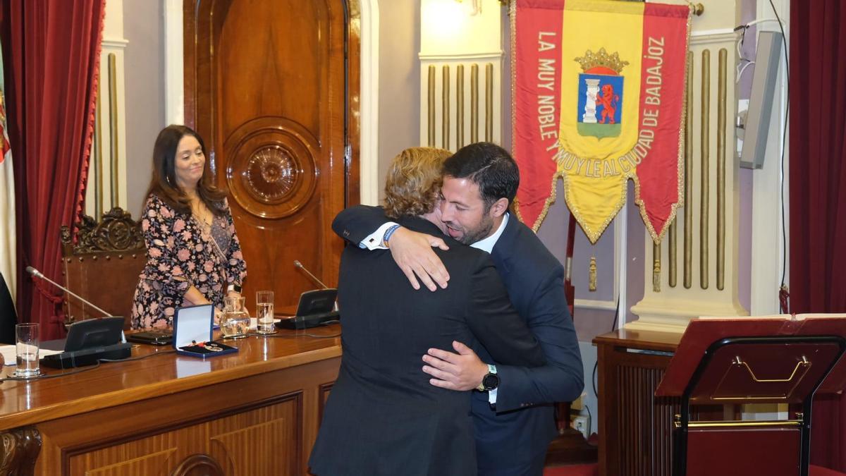 Francisco Javier Pizarro ha tomado hoy posesión y ha jurado su cargo como concejal del Ayuntamiento de Badajoz.