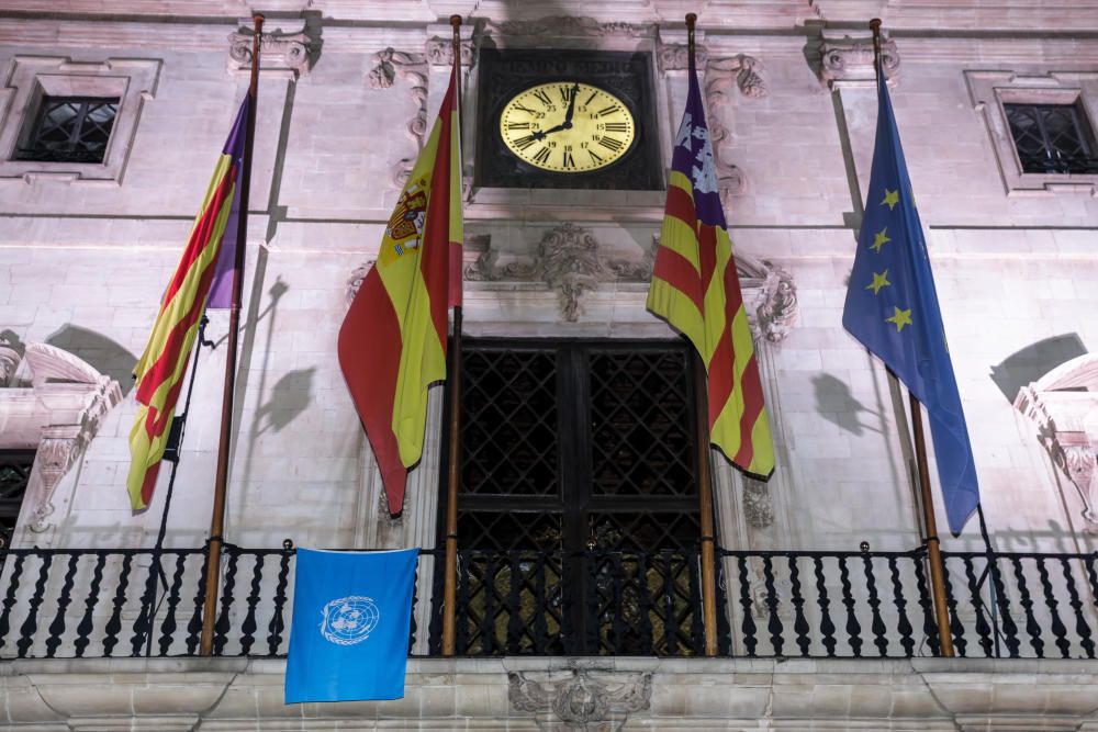 Anhänger der katalanischen Separatisten demonstrieren auf dem Rathausplatz von Palma