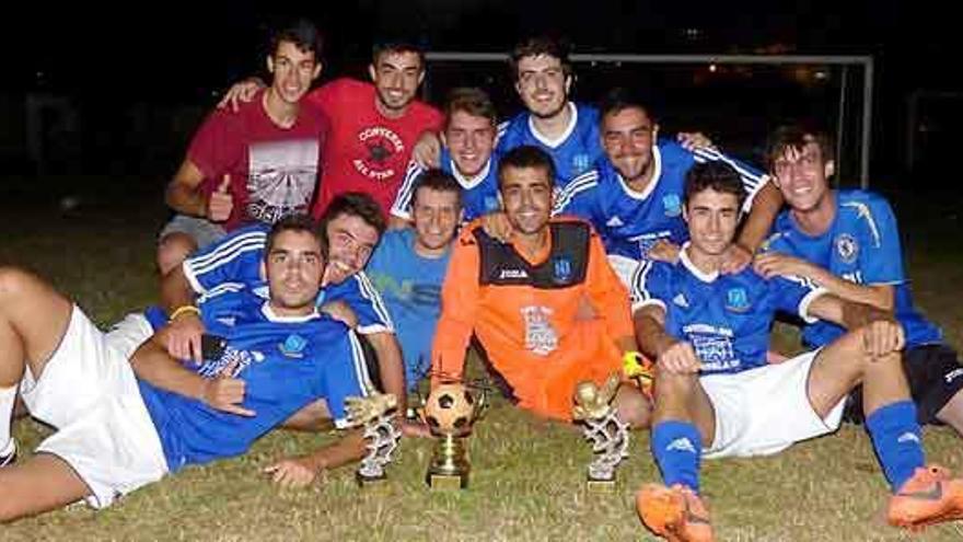 El conjunto del Bar España posa con el trofeo que le acredita como ganador de la edición de 2016.