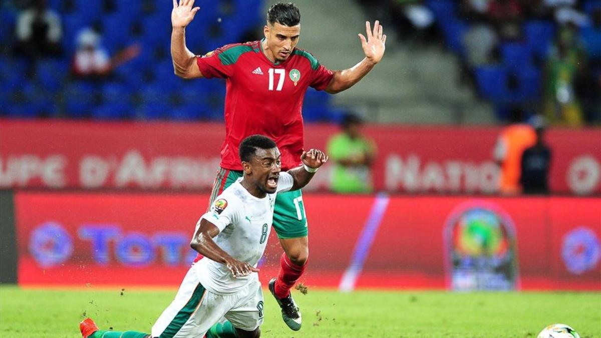 Kalou, que cae al suelo en presencia de Diran, es una de las estrellas que presentó Costa de Marfil en la CAN 2017