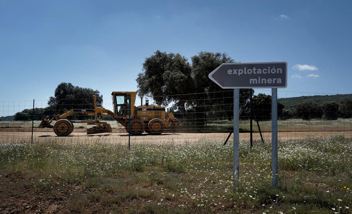 Una máquina realiza trabajos a la entrada de la mina de wolframio en Abenójar, Ciudad Real.