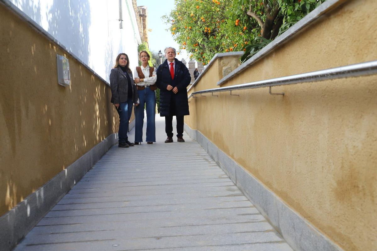 Carmen Chacón, Marián Aguilar y Salvador Fuentes, en una de las rampas de reciente creación.