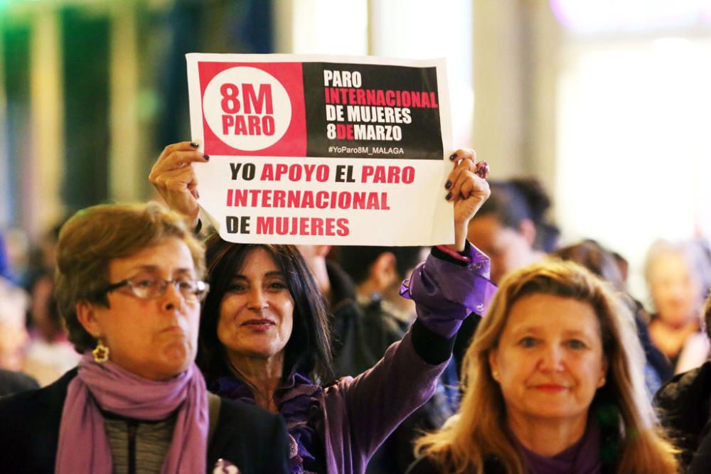 Cientos de personas se sumaron este miércoles a la marcha para conmemorar el Día Internacional de la Mujer. A la manifestación, que se inició en la Plaza de la Constitución a las 19.00 horas, acudieron asocaciones de mujeres como las Kellys de Málaga, Resistencia Feminista o el Movimiento Feminista Asociativo de Málaga