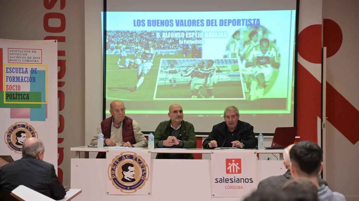 Los ponentes en la charla sobre los valores en el deporte en Salesianos.