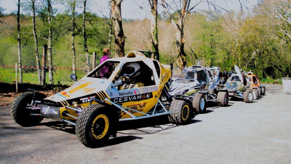 Los carcross esperando la salida en la playa fluvial de Liñares.