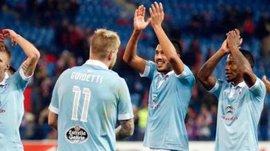 Los jugadores del Celta celebran la victoria del Calderón // EFE