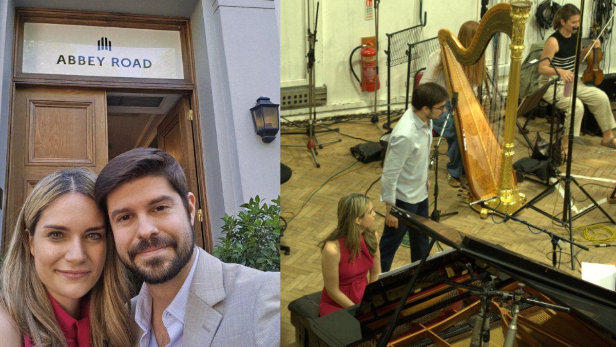 Isabel Dobarro con Rubén Torres ante la entrada de Abbey Road. Al lado, durante la grabación.