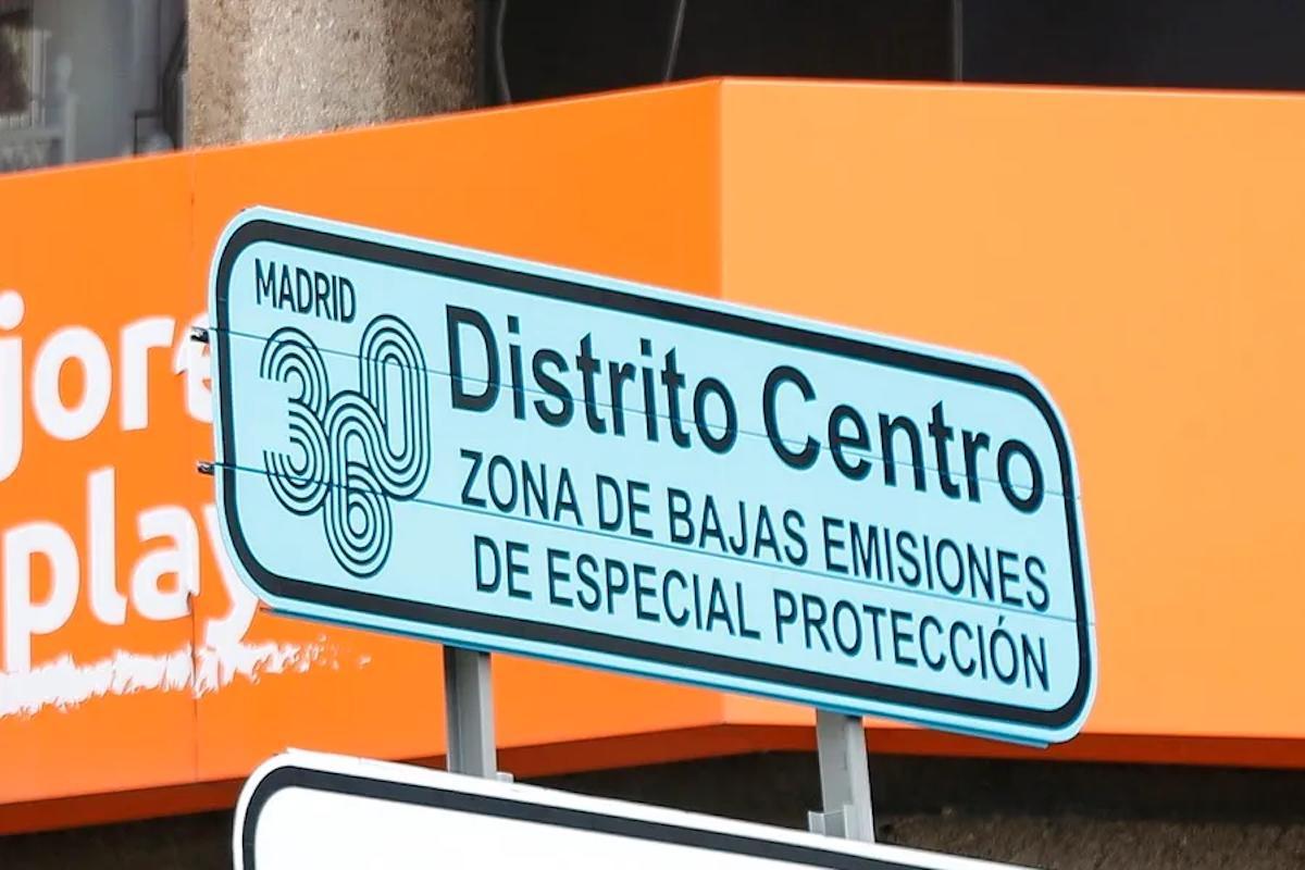 Señal informativa de zona de bajas emisiones en el centro de Madrid.