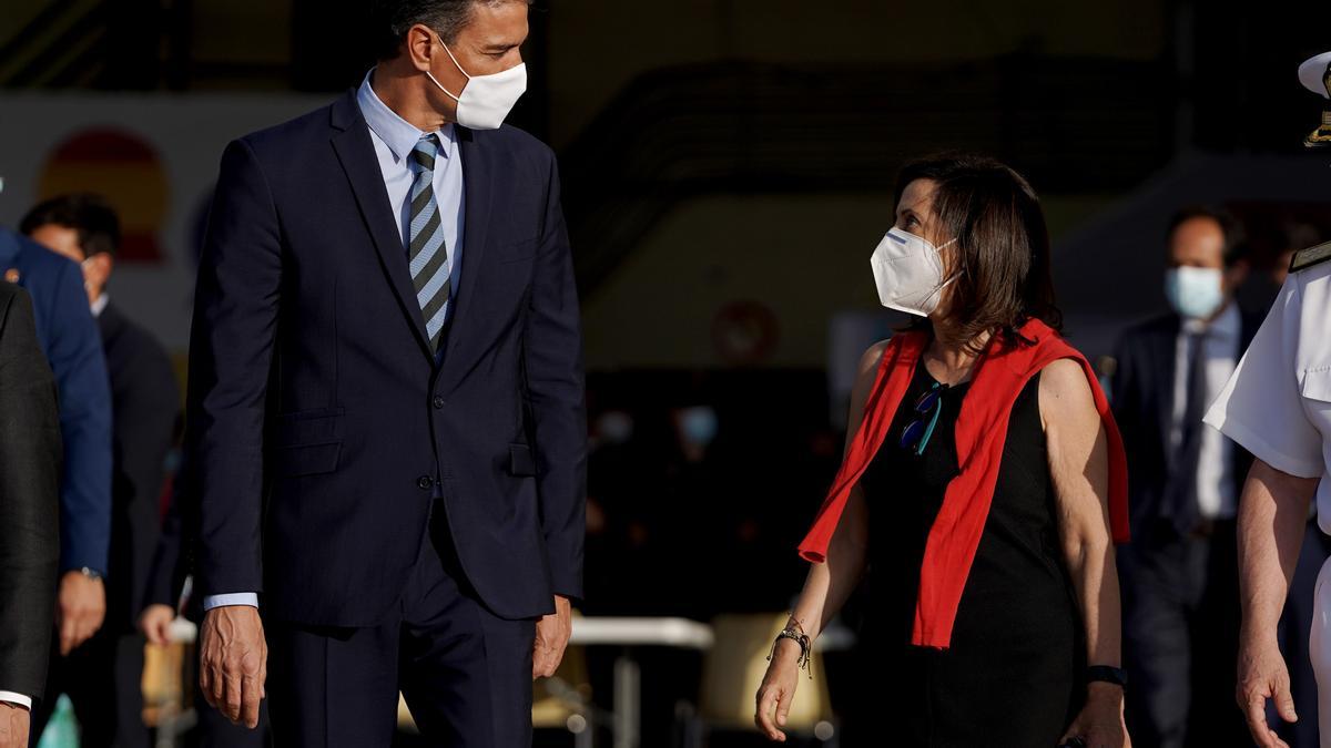 El presidente del Gobierno, Pedro Sánchez, y la ministra de Defensa, Margarita Robles, es un acto juntos.