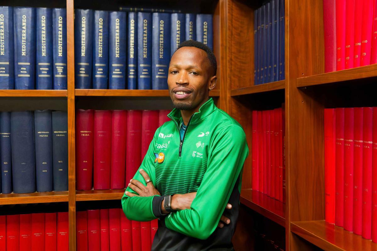 Thierry Ndikumwenayo, atleta internacional español afincado en Vila-real, del Facsa Playas de Castellón visitó Mediterráneo.