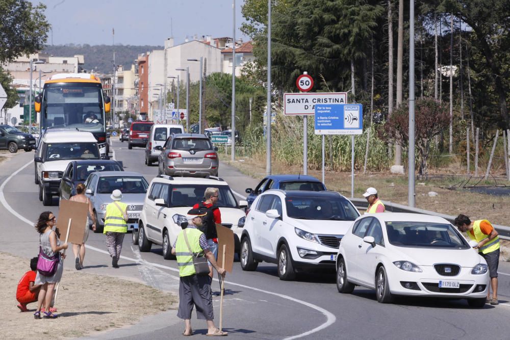 Mobilització contra la granja de pollastres a Solius