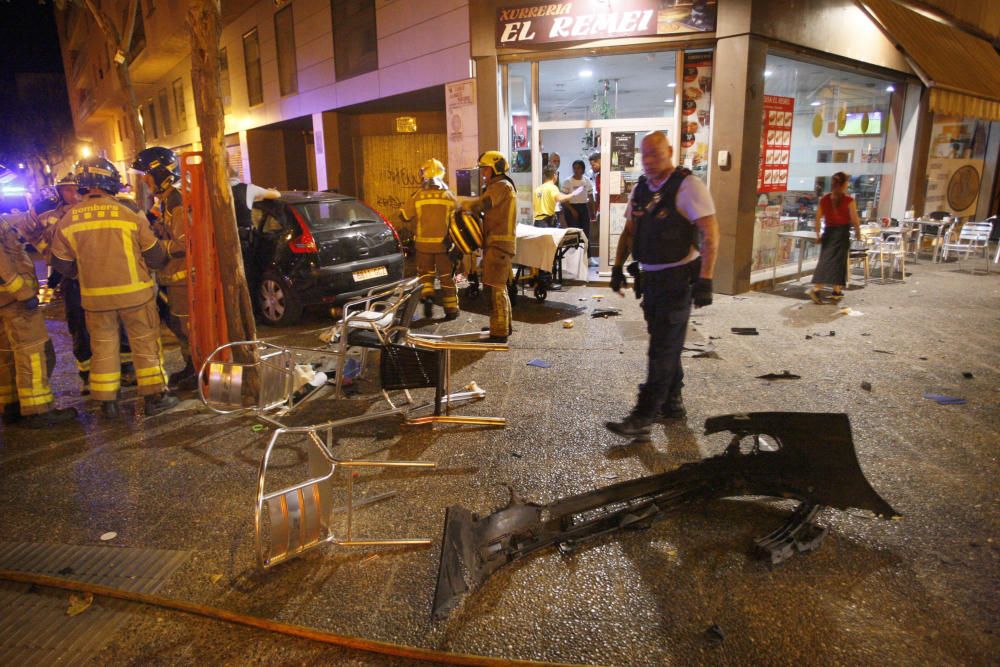 Un cotxe perd el control i atropella nou persones d'una terrassa de Girona