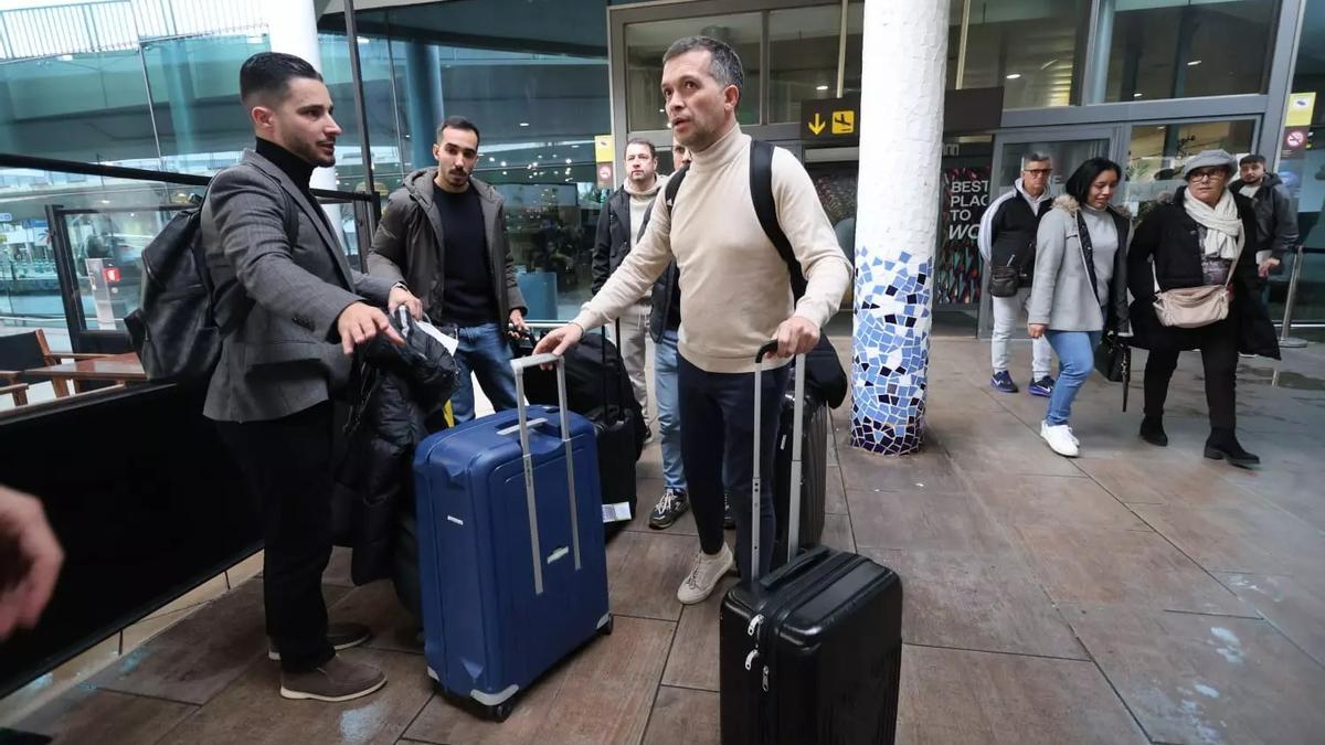 Luís Castro, nada más aterrizar en Manises.